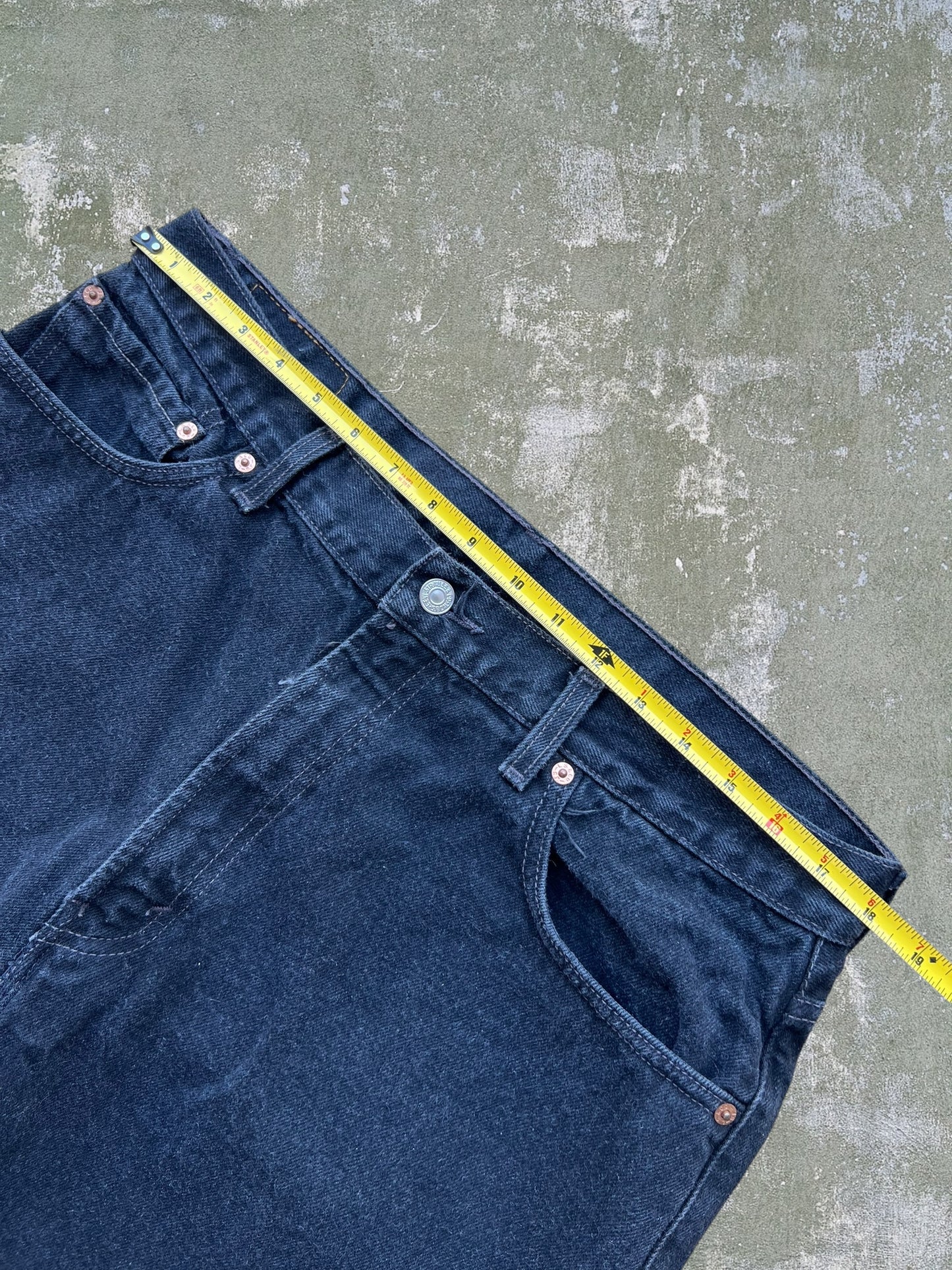 Early-2000s Levi’s 550 Jean Shorts (36)