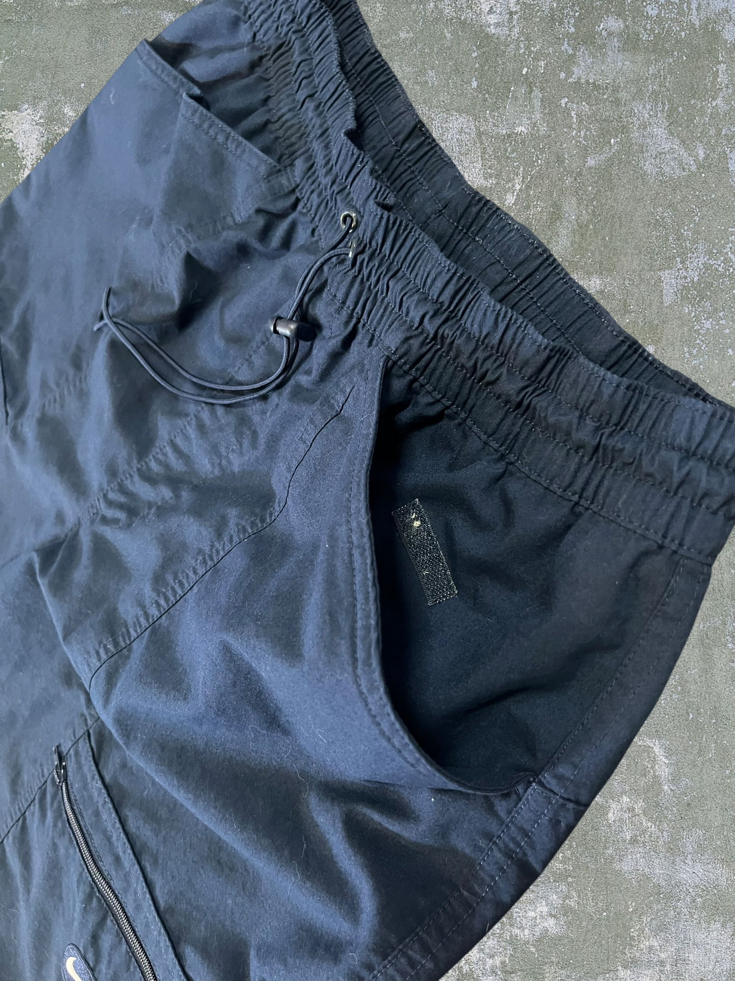 Early-2000s Nike Woven Cargo Shorts (M)