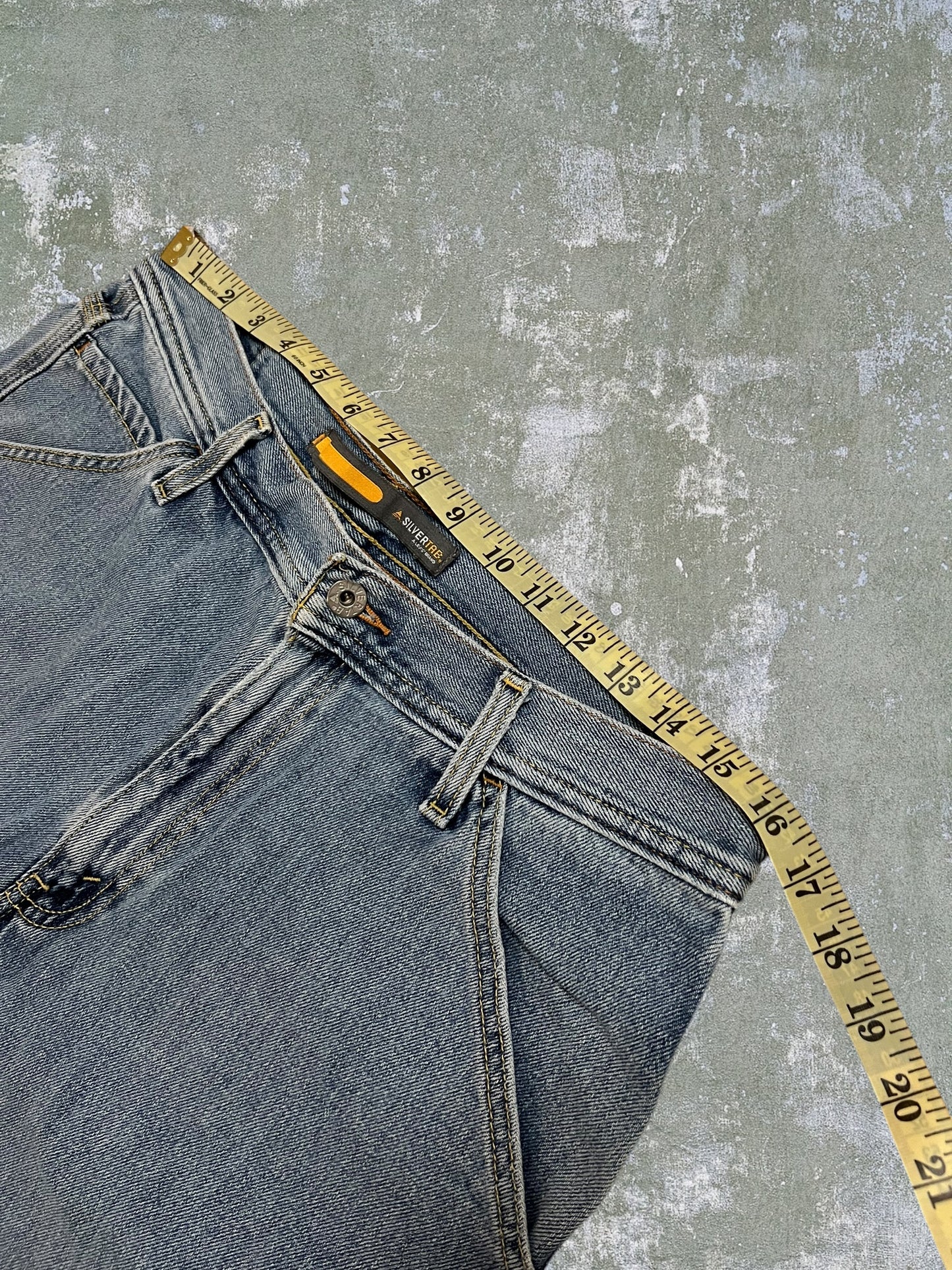 Early-2000s Levi’s Silver Tab Carpenter Jean Shorts (33)