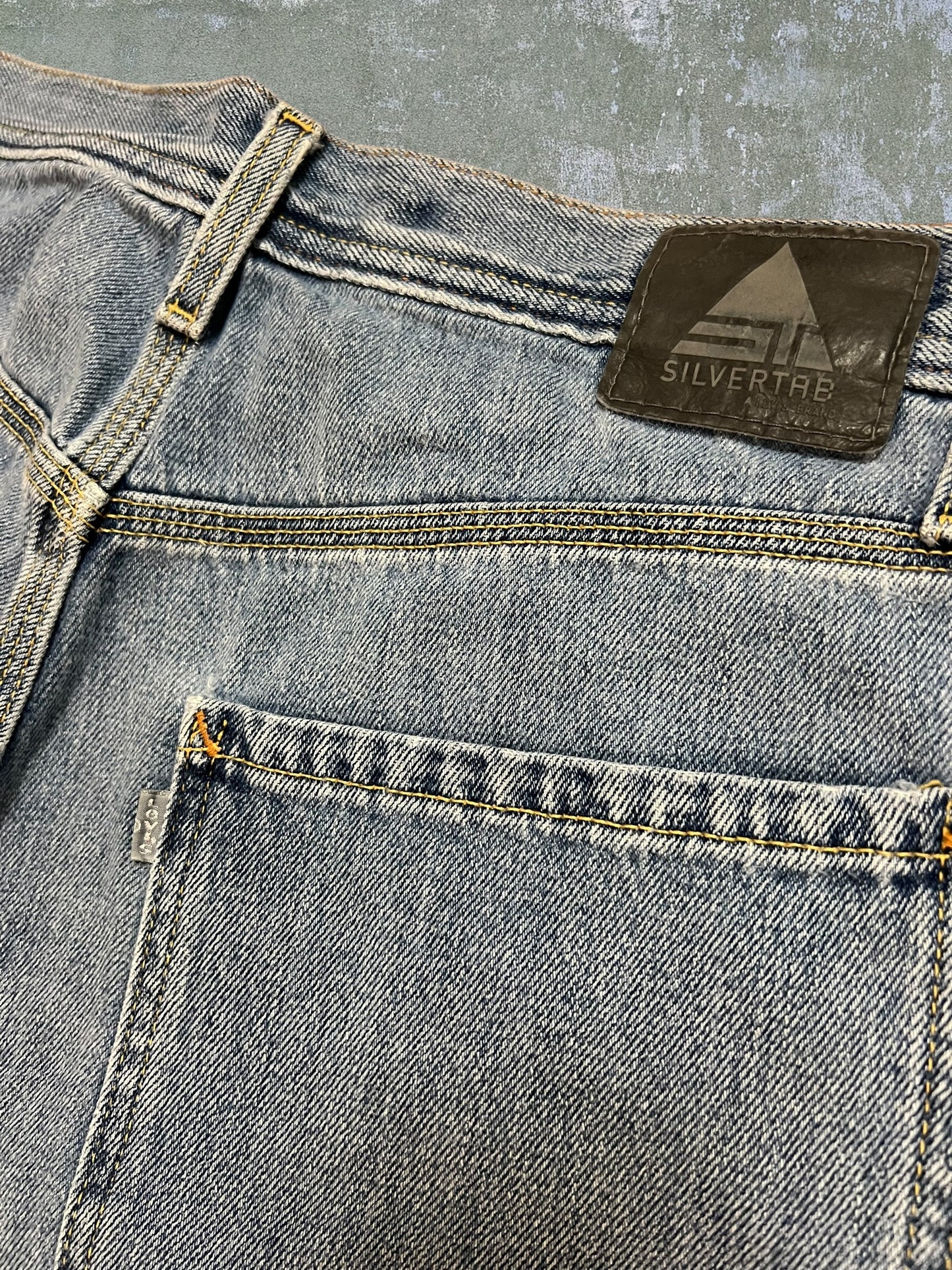 Early-2000s Levi’s Silver Tab Carpenter Jean Shorts (33)