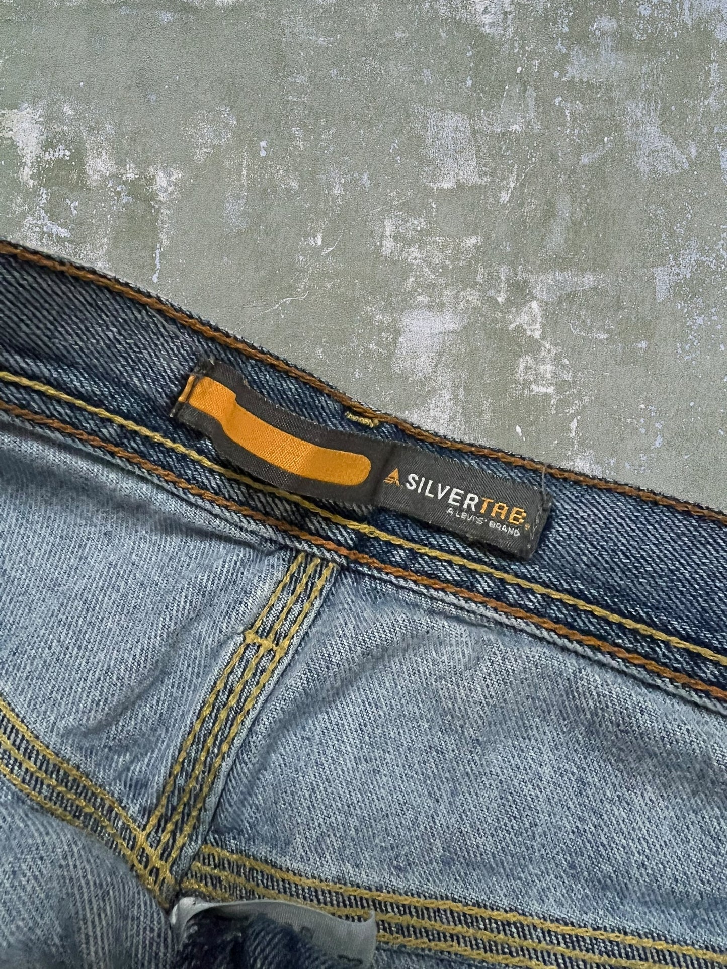 Early-2000s Levi’s Silver Tab Carpenter Jean Shorts (33)