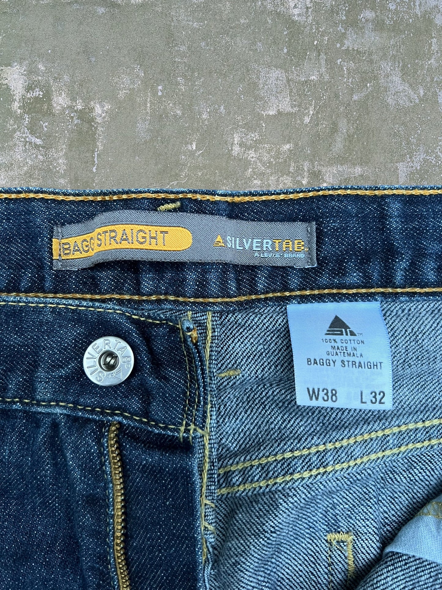 Early-2000s Levi’s Silver Tab Baggy Straight Jeans (38x32)